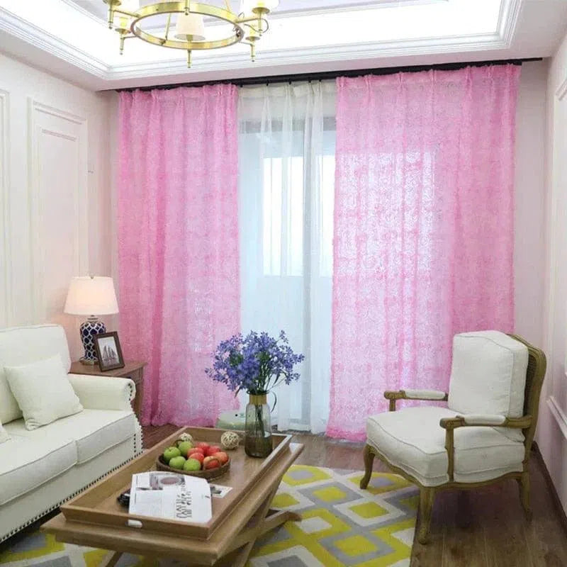 Salon élégant avec rideaux roses, apportant une touche de couleur vive à la pièce. Mobilier confortable, comprenant un canapé blanc et un fauteuil coordonné. Une table basse en bois au centre avec des décorations, tandis qu'un lustre doré illumine l'espace. Atmosphère accueillante et moderne, idéale pour un intérieur harmonieux.