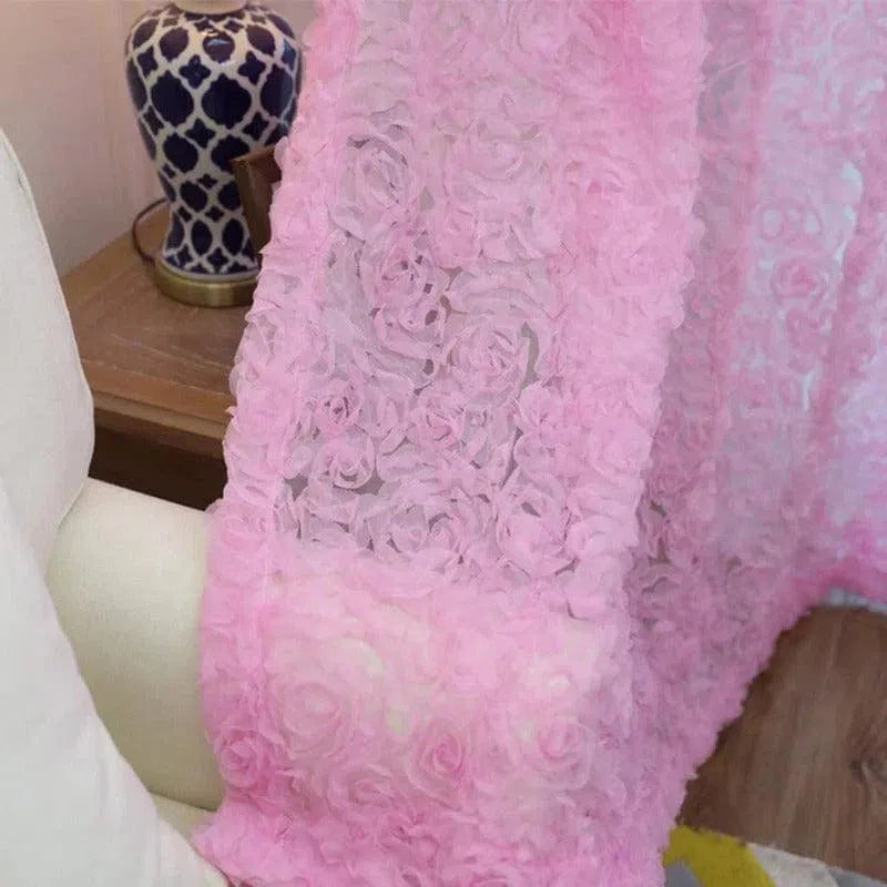 Rideau décoratif rose avec motifs floraux, idéal pour ajouter une touche élégante et romantique à votre intérieur. Parfait pour salon, chambre ou espace de détente, ce rideau embellit votre pièce avec style et raffinement.