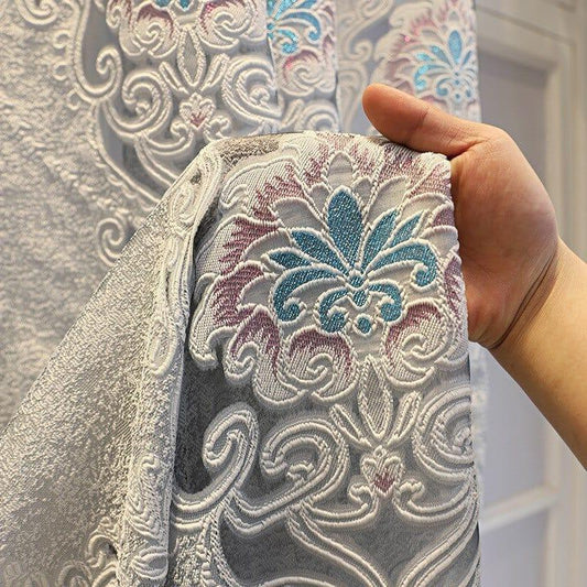 Grande tenture murale avec motifs floraux élégants et ornements en relief dans des tons doux de bleu et rose. Parfait pour ajouter une touche d'élégance et de sophistication à votre intérieur. Idéal pour salon, chambre ou bureau. Transformation instantanée de votre espace avec un style raffiné.