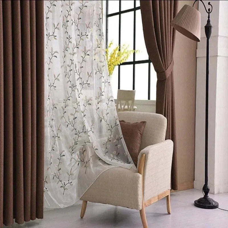 Rideaux élégants avec motifs floraux, ajoutant une touche de sophistication à un salon moderne. Ces rideaux marron se marient parfaitement avec une décoration intérieure contemporaine, créant une atmosphère chaleureuse et accueillante. Parfaits pour contrôler la lumière naturelle tout en décorant avec style.
