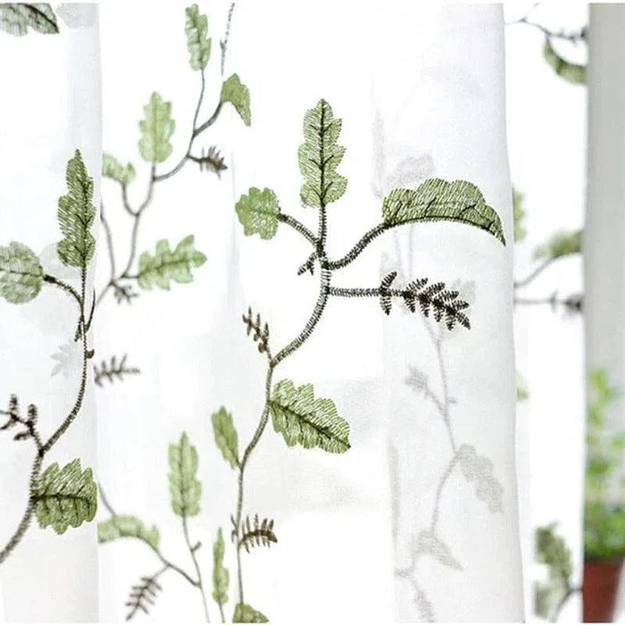 Rideau blanc avec motif de feuilles vertes, parfait pour ajouter une touche naturelle et élégante à votre décoration intérieure. Design frais et apaisant, idéal pour les salons ou les chambres. Accessoire décoratif qui apporte lumière et nature à votre espace de vie.