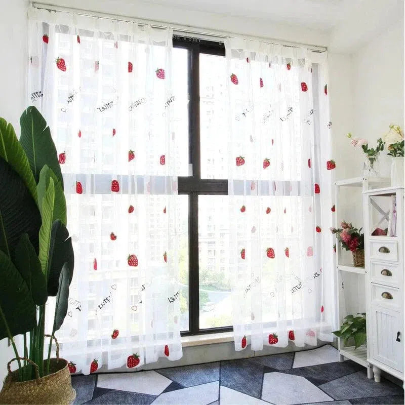 Rideau de fenêtre transparent décoré de motifs de fraises rouges, idéal pour apporter une touche fraîche et colorée à votre intérieur. Parfait pour un salon moderne ou une chambre lumineuse. Ces rideaux offrent une esthétique élégante tout en laissant passer la lumière naturelle. Accessoirisez votre pièce avec ces rideaux tendance pour un style unique et accueillant.