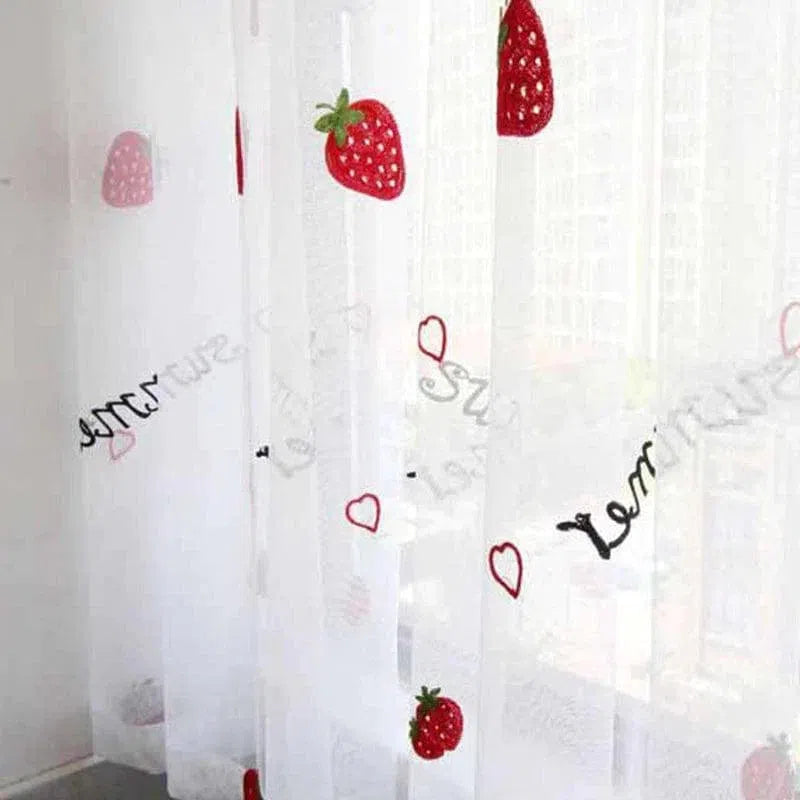 Voilage décoratif pour chambre d'enfant, orné de motifs de fraises rouges et de petits cœurs, idéal pour apporter une touche de fraîcheur et de gaieté à la décoration intérieure. Ce rideau léger diffuse la lumière tout en préservant l'intimité de votre espace. Parfait pour une ambiance ludique et joyeuse.
