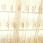 Voilage élégant avec motifs dorés, idéal pour ajouter une touche de sophistication à votre intérieur. Parfait pour le salon ou la chambre, ce rideau léger laisse passer la lumière tout en préservant votre intimité. Transformer votre espace de vie avec style grâce à ce design raffiné.