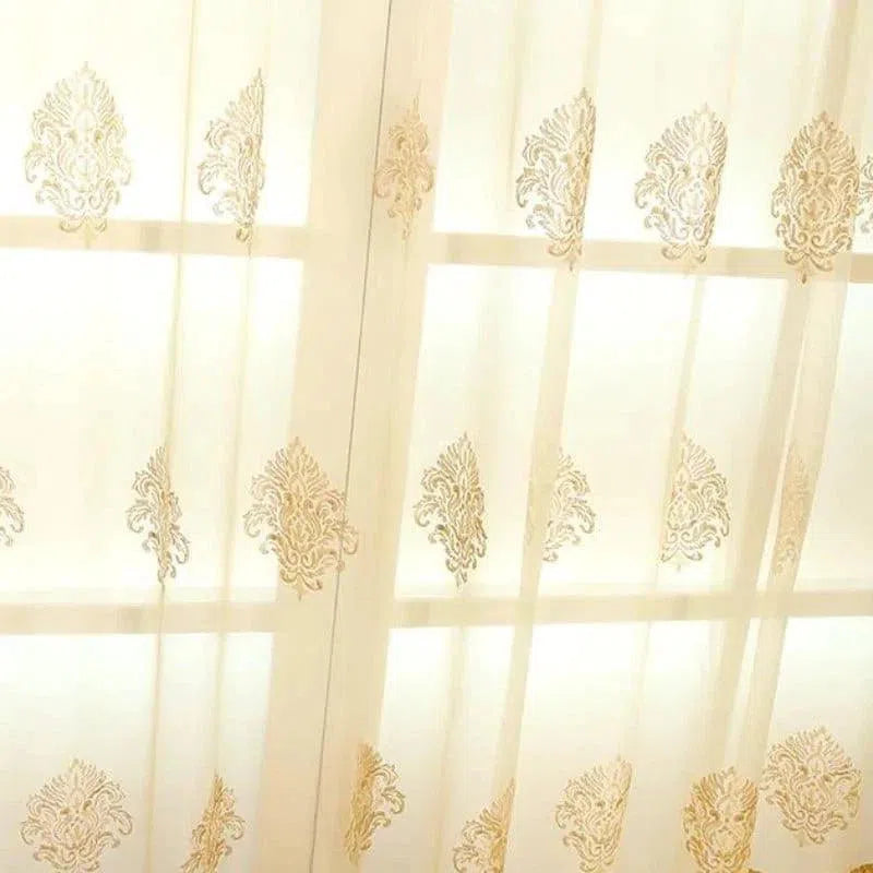 Voilage élégant avec motifs dorés, idéal pour ajouter une touche de sophistication à votre intérieur. Parfait pour le salon ou la chambre, ce rideau léger laisse passer la lumière tout en préservant votre intimité. Transformer votre espace de vie avec style grâce à ce design raffiné.