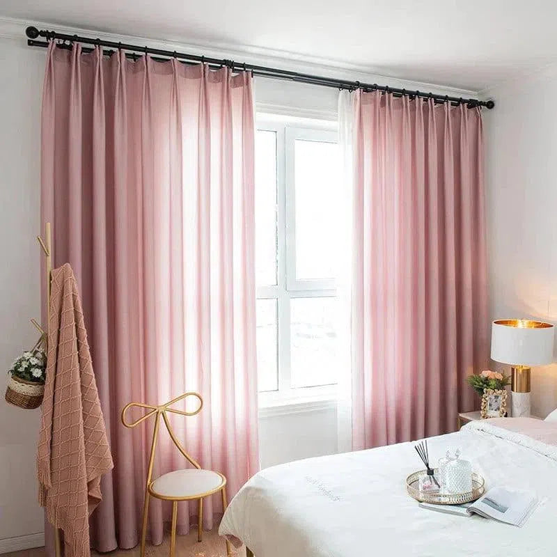Rideaux roses élégants pour chambre à coucher moderne, apportant une ambiance douce et chaleureuse. Fenêtre lumineuse encadrée par des rideaux stylés, idéals pour un intérieur contemporain. Déco de chambre avec touches dorées et accessoires raffinés.