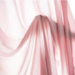 Drapé élégant de couleur rose clair, idéal pour une décoration intérieure raffinée et moderne. Ce tissu apporte une touche de douceur et d'élégance, parfait pour sublimer l'ambiance d'une pièce et créer une atmosphère accueillante. Accessoire de choix pour des rideaux ou des ornements décoratifs.