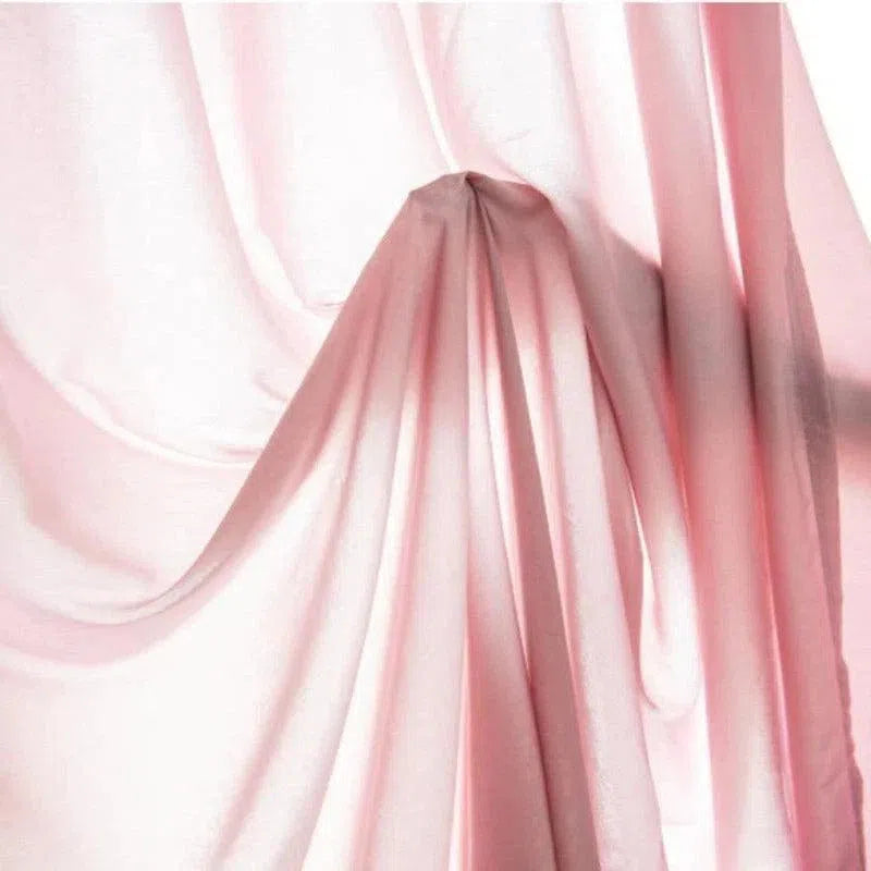 Drapé élégant de couleur rose clair, idéal pour une décoration intérieure raffinée et moderne. Ce tissu apporte une touche de douceur et d'élégance, parfait pour sublimer l'ambiance d'une pièce et créer une atmosphère accueillante. Accessoire de choix pour des rideaux ou des ornements décoratifs.