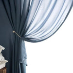Rideau élégant bleu pour salon moderne, offrant une atmosphère sereine et sophistiquée avec une belle lumière naturelle filtrée. Accessoire de décoration incontournable pour embellir votre intérieur et créer une ambiance apaisante.