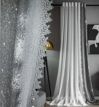 Rideau élégant gris et blanc avec motif floral pour décoration intérieure moderne, idéal pour salon, chambre ou bureau. Design raffiné ajoutant une touche de sophistication à tout espace, parfait pour créer une ambiance chic et contemporaine. Accessoire de décoration tendance et fonctionnel, optimisant l'esthétique de la pièce tout en offrant une gestion optimale de la lumière.