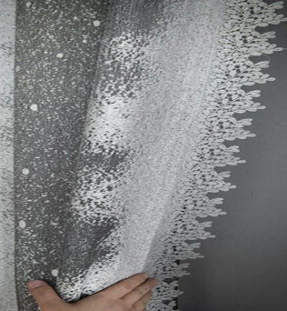 Rideau élégant gris avec motifs délicats et bordure florale, idéal pour ajouter une touche sophistiquée à votre intérieur. Parfait pour les salons modernes ou les chambres à coucher apaisantes. Ajoute une ambiance intimiste tout en assurant une belle esthétique.
