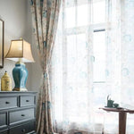 Rideaux élégants avec motifs floraux bleus, parfaits pour illuminer votre salon. Ces rideaux ajoutent une touche de sophistication et de fraîcheur à votre décoration intérieure. Accompagnez-les d'une lampe de table design et d'une commode chic pour un style harmonieux et moderne. Idéal pour toute pièce désirant combinant esthétique et fonctionnalité.