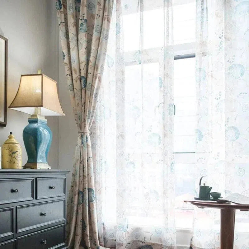 Rideaux élégants avec motifs floraux bleus, parfaits pour illuminer votre salon. Ces rideaux ajoutent une touche de sophistication et de fraîcheur à votre décoration intérieure. Accompagnez-les d'une lampe de table design et d'une commode chic pour un style harmonieux et moderne. Idéal pour toute pièce désirant combinant esthétique et fonctionnalité.