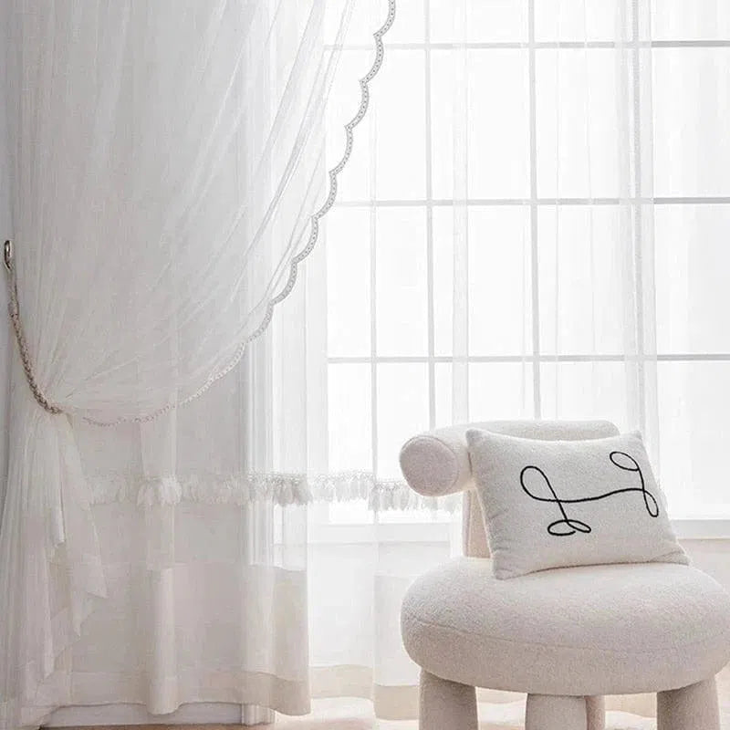 Chaise moderne et élégante devant une grande fenêtre avec rideaux translucides, offrant une ambiance lumineuse et épurée. Un coussin décoratif ajoute une touche artistique et confortable à l'ensemble de la pièce. Style minimaliste et raffiné idéal pour un salon ou une chambre contemporaine.