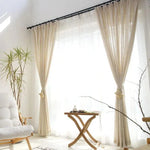 Rideaux élégants pour salon lumineux, style moderne et minimaliste, parfaite harmonie avec la décoration intérieure, ambiance chaleureuse et accueillante, idéale pour filtrer la lumière naturelle et préserver l'intimité, solution décorative pour grandes baies vitrées.