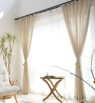 Rideaux élégants pour salon lumineux, style moderne et minimaliste, parfaite harmonie avec la décoration intérieure, ambiance chaleureuse et accueillante, idéale pour filtrer la lumière naturelle et préserver l'intimité, solution décorative pour grandes baies vitrées.