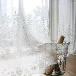 Voilage translucide avec motif floral délicat devant une fenêtre lumineuse, offrant une ambiance élégante et aérée à votre intérieur. Idéal pour ajouter une touche raffinée et légère à votre décoration, tout en préservant l'intimité. Accessoire décoratif parfait pour salon, chambre ou tout autre espace de vie.