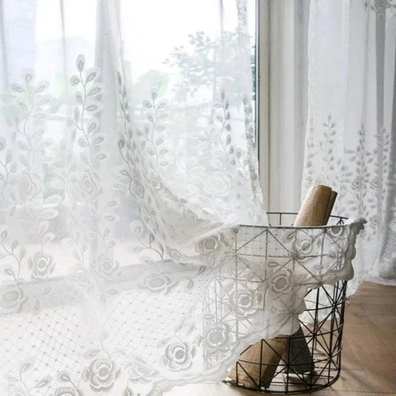 Voilage translucide avec motif floral délicat devant une fenêtre lumineuse, offrant une ambiance élégante et aérée à votre intérieur. Idéal pour ajouter une touche raffinée et légère à votre décoration, tout en préservant l'intimité. Accessoire décoratif parfait pour salon, chambre ou tout autre espace de vie.
