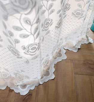 Rideau blanc élégant avec motif floral pour décoration intérieure, idéal pour apporter une touche raffinée à votre salon ou chambre. comprimento parfait pour un style moderne et accueillant.