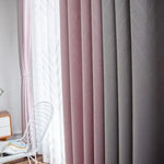 Rideaux modernes pour salon, élégants et colorés, offrant une ambiance chaleureuse grâce à des teintes roses et grises. Parfait pour la décoration intérieure.