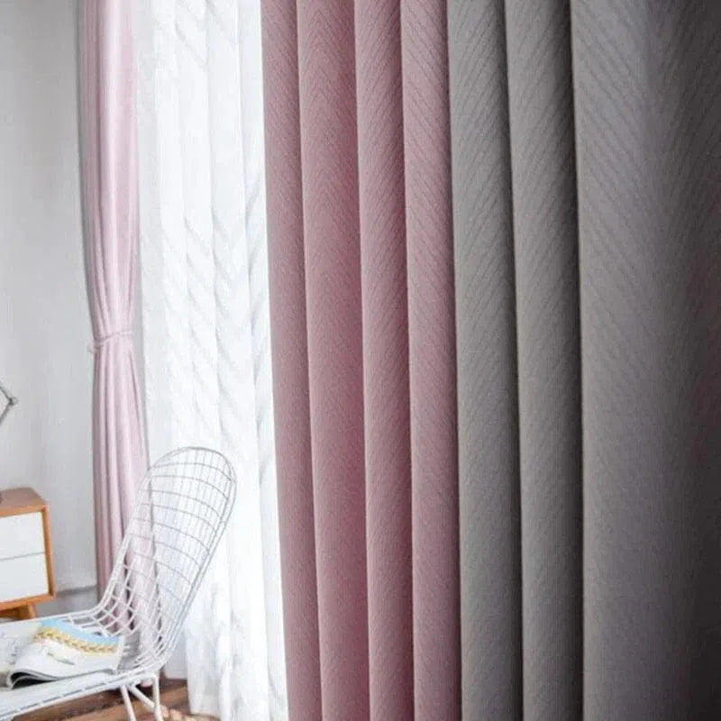 Rideaux modernes pour salon, élégants et colorés, offrant une ambiance chaleureuse grâce à des teintes roses et grises. Parfait pour la décoration intérieure.