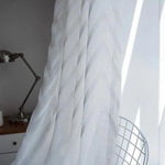 Voile blanc transparent élégant avec motif à chevrons, idéal pour ajouter une touche lumineuse et aérienne à votre intérieur. Parfait pour le salon ou la chambre, il laisse passer la lumière tout en préservant l'intimité. Complète harmonieusement une décoration moderne.