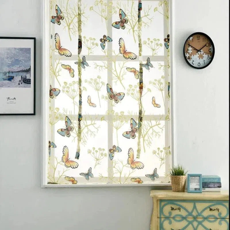 Store enrouleur à motifs de papillons colorés, parfait pour apporter une touche de fraîcheur et de nature à votre intérieur. Ce store est idéal pour décorer une chambre ou un salon en ajoutant une ambiance printanière et chaleureuse. Facile à installer, il s'adapte à divers styles de décoration et offre une solution élégante pour filtrer la lumière tout en préservant votre intimité. Parfait pour les amateurs de décoration douce et poétique.
