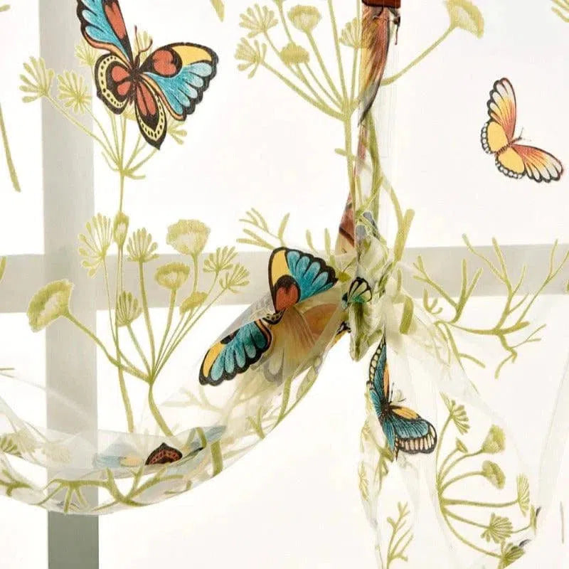 Voilage décoratif avec motifs papillons multicolores et motifs floraux, idéal pour apporter une touche de fraîcheur et de nature à votre intérieur. Ce rideau transparent est parfait pour illuminer votre pièce tout en ajoutant une ambiance délicate et printanière à votre décoration. Idéal pour salon, chambre ou espace de vie, il complètera parfaitement un style naturel et aérien.