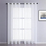 Voilage élégant pour fenêtre, idéal pour ajouter une touche moderne et lumineuse à votre intérieur. Ce rideau blanc tendance s’intègre parfaitement dans un salon ou une chambre, offrant une belle diffusion de la lumière tout en préservant l'intimité. Découvrez comment transformer votre espace avec cet accessoire de décoration incontournable.