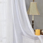 Rideaux élégants pour décoration intérieure, apportant lumière douce et ambiance chaleureuse. Idéal pour salon ou chambre, en harmonie avec lampe de table classique et bougie décorative jaune pour une atmosphère cosy et raffinée. Accessoire de maison parfait pour créer une atmosphère apaisante.