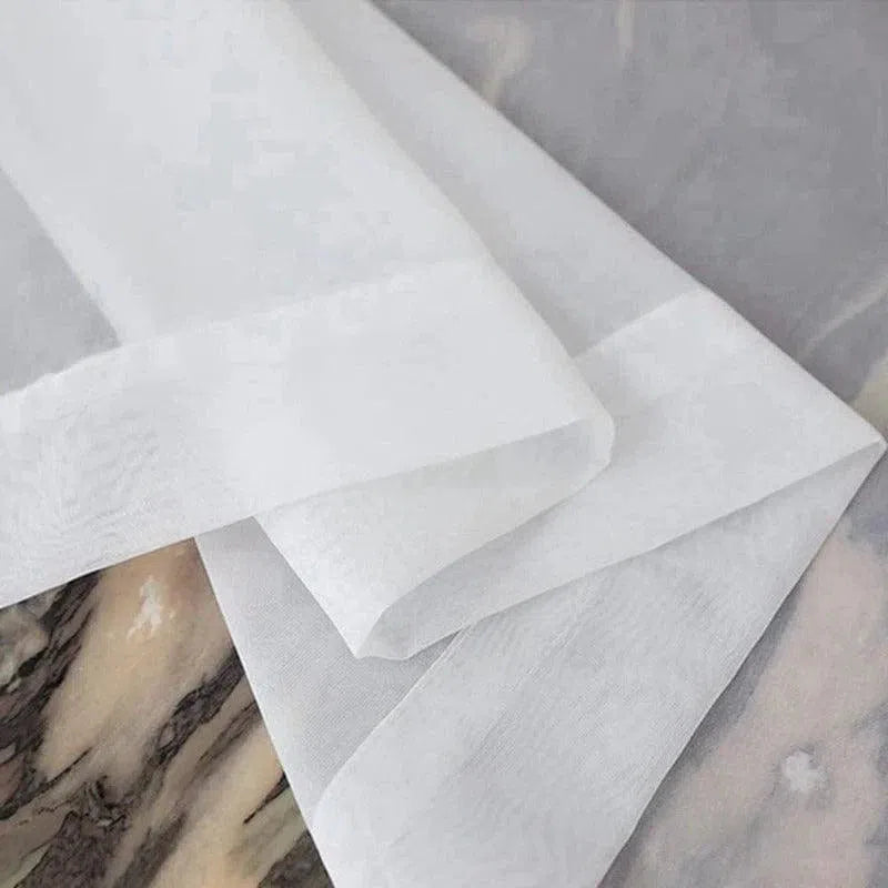 Produit textile blanc délicat, parfait pour la décoration intérieure. Idéal pour apporter une touche élégante et légère à votre espace de vie. Convient pour les rideaux, les voilages ou les projets de couture créatifs. Transformez votre appartement avec ce textile sophistiqué et intemporel.