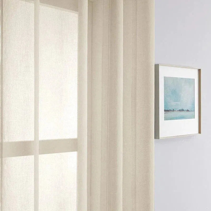 Rideau élégant et moderne beige pour salon, créant une ambiance lumineuse et harmonieuse. Design raffiné pour une décoration intérieure contemporaine, idéal pour filtrer la lumière naturelle tout en maintenant l'intimité. Accessoire de maison parfait pour sublimer votre espace de vie avec style.