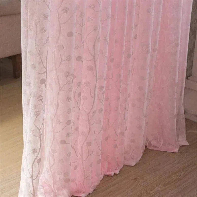 Rideau rose élégant avec motif floral, idéal pour ajouter une touche de charme à votre intérieur. Ce rideau transparent embellit la lumière naturelle tout en apportant une ambiance douce et romantique à votre salon ou chambre. Parfait pour une décoration moderne et apaisante.