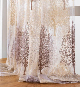 Voilage élégant avec motif d'arbres pour une décoration intérieure naturelle et apaisante. Idéal pour ajouter une touche esthétique et douce à votre salon ou chambre, tout en préservant l'intimité et en laissant entrer la lumière naturelle. Design moderne et raffiné s'adaptant à divers styles d'intérieur.