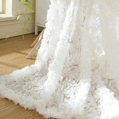 Rideau blanc élégant avec motifs floraux, idéal pour ajouter une touche de sophistication à votre intérieur. Parfait pour le salon, la chambre ou toute autre pièce nécessitant une atmosphère raffinée et lumineuse. Facile à assortir avec divers styles de décoration.