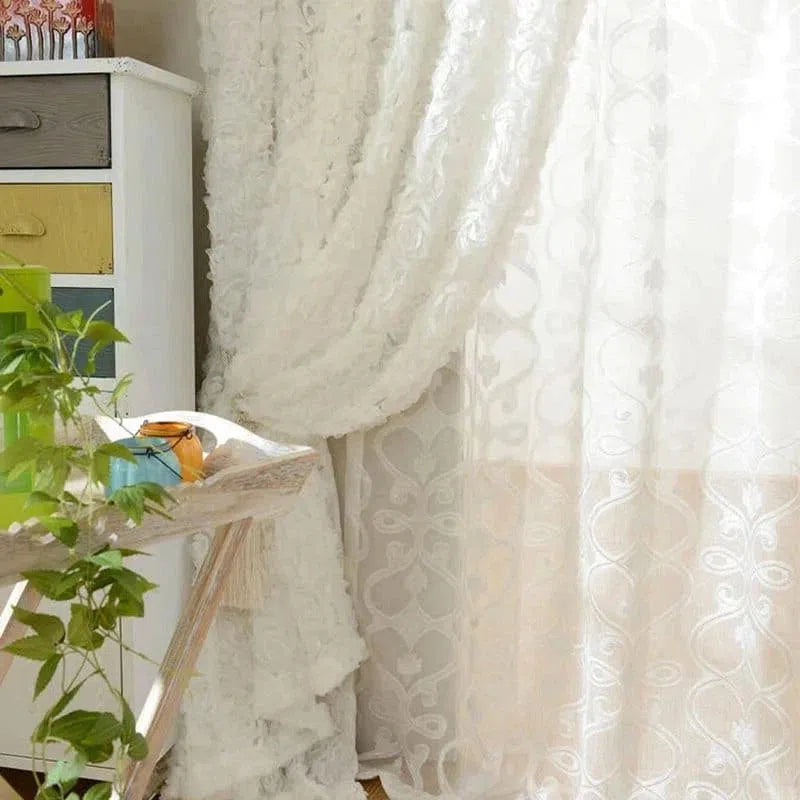 Rideaux élégants de couleur blanche pour salon, offrant une ambiance raffinée et lumineuse. Parfaits pour habiller vos fenêtres avec style, ces rideaux allient design classique et modernité. Idéals pour apporter une touche d'élégance à votre intérieur, ils se marient parfaitement avec une décoration contemporaine. Découvrez comment ces rideaux peuvent transformer votre espace de vie.