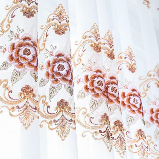 Rideau blanc avec broderie florale élégante, motif de fleurs et arabesques, idéal pour la décoration d'intérieur, ajoutant une touche sophistiquée et romantique à votre pièce. Design raffiné et délicat, parfait pour un salon ou une chambre.