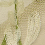 Détail de motif brodé sur une étoffe délicate, parfait pour la décoration intérieure, ajoutant une touche élégante et raffinée à votre espace de vie. Convient pour des rideaux, nappes ou accessoires textiles, créant une ambiance cosy et chic dans votre intérieur.