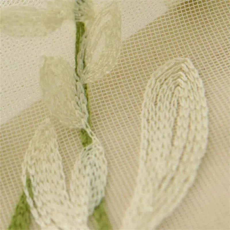 Détail de motif brodé sur une étoffe délicate, parfait pour la décoration intérieure, ajoutant une touche élégante et raffinée à votre espace de vie. Convient pour des rideaux, nappes ou accessoires textiles, créant une ambiance cosy et chic dans votre intérieur.