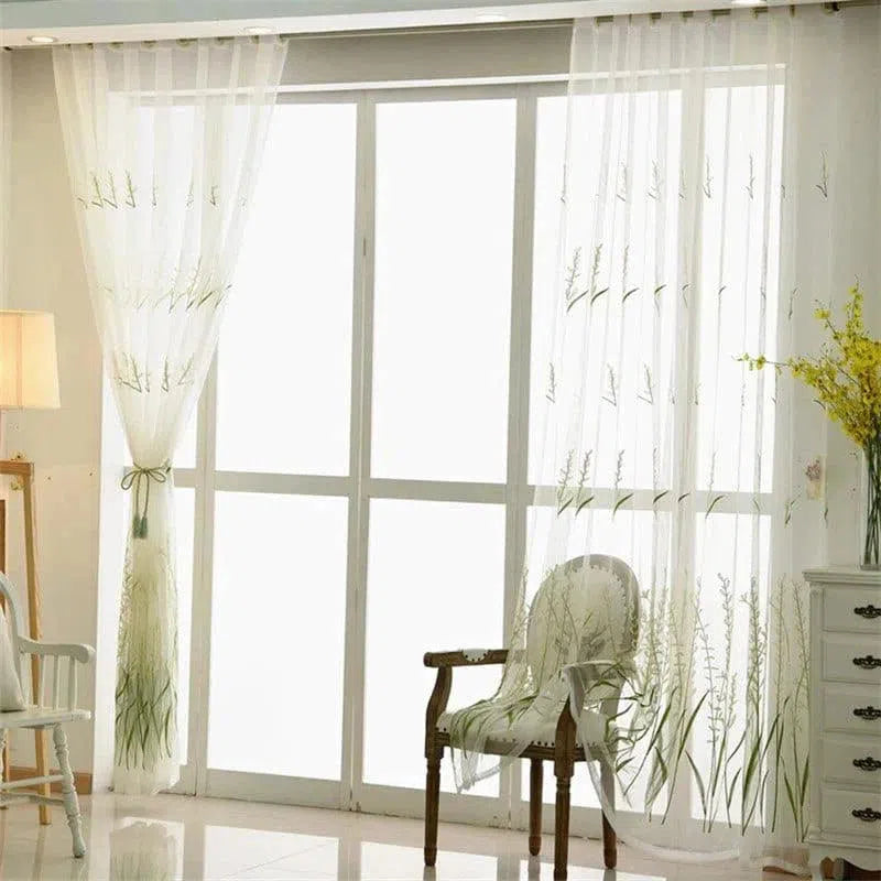 Voilage élégant avec motifs végétaux, idéal pour les grandes baies vitrées de salon. Apporte une touche de fraîcheur et de luminosité, tout en offrant une décoration naturelle et moderne à votre espace intérieur.