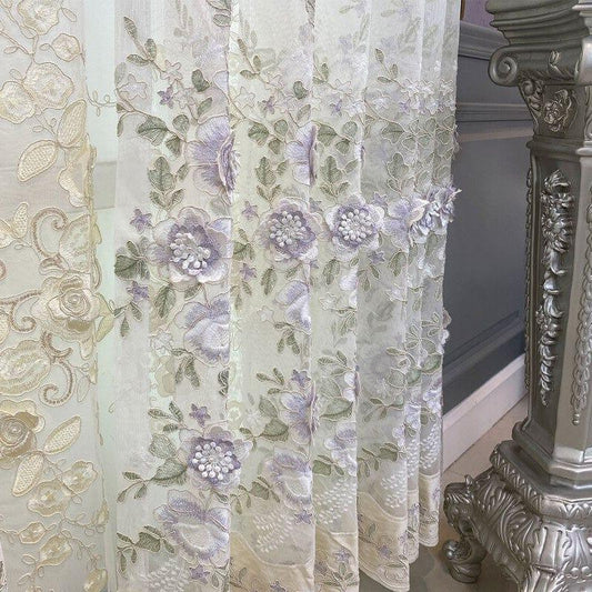 Rideau décoratif élégant avec broderies florales en relief, idéal pour ajouter une touche de raffinement et de douceur à votre intérieur. Parfait pour un salon ou une chambre, il combine motifs floraux délicats et détails sophistiqués, créant une ambiance apaisante et esthétique. Améliorez votre décoration intérieure avec ce rideau chic et artistique.
