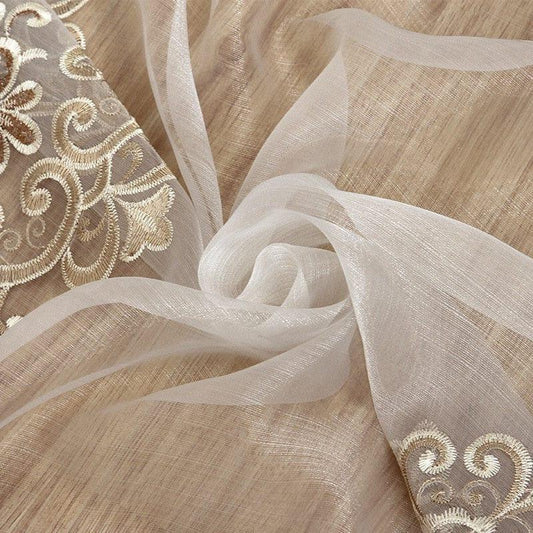 Voilage élégant translucide avec motifs floraux brodés, idéal pour décoration intérieure raffinée, filtrant subtilement la lumière naturelle. Parfait pour salons et chambres, ajoutant une touche de sophistication et d'élégance à tout intérieur moderne.