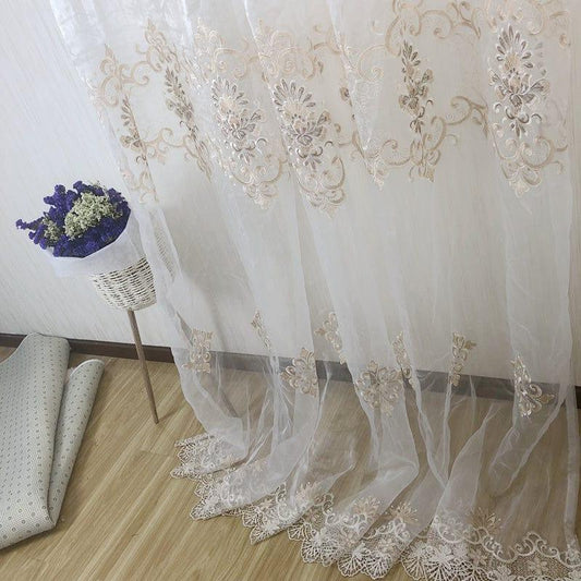 Voilage décoratif élégant avec motifs floraux délicats, idéal pour sublimer votre intérieur. Ce rideau transparent ajoute une touche raffinée à votre salon ou chambre, filtrant la lumière naturellement. Optez pour un design sophistiqué qui valorise votre espace de vie avec une ambiance chaleureuse et accueillante. Parfait pour les amateurs de décoration intérieure recherchant une atmosphère chic et intemporelle.