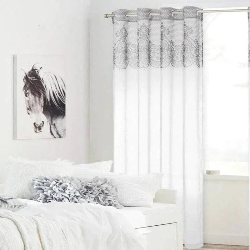 Rideau élégant avec motifs décoratifs, idéal pour ajouter une touche de sophistication à la chambre. Design moderne et épuré qui s'harmonise parfaitement avec une décoration sobre et chic. Parfait pour filtrer la lumière tout en préservant l'intimité de votre espace. Accessoire indispensable pour un intérieur raffiné et lumineux.