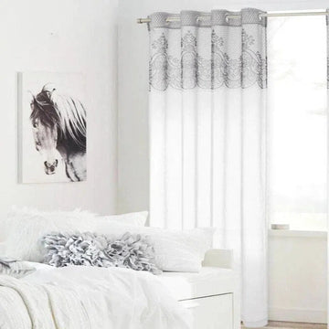Rideau élégant avec motifs décoratifs, idéal pour ajouter une touche de sophistication à la chambre. Design moderne et épuré qui s'harmonise parfaitement avec une décoration sobre et chic. Parfait pour filtrer la lumière tout en préservant l'intimité de votre espace. Accessoire indispensable pour un intérieur raffiné et lumineux.