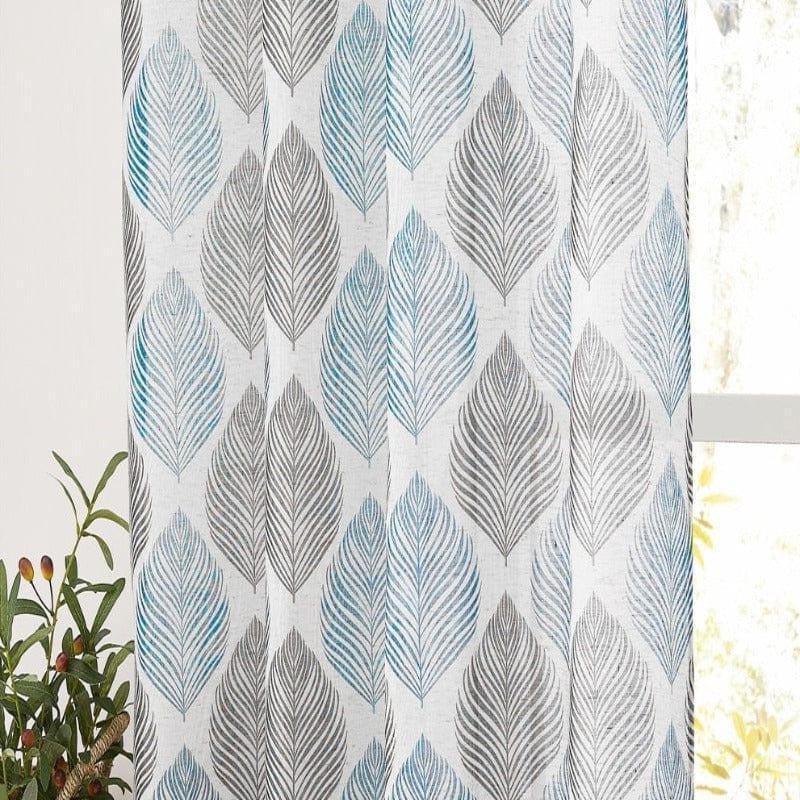 Rideau déco motif feuille, parfait pour embellir votre intérieur. Design élégant avec motif de feuilles en teintes grises et bleues. Idéal pour apporter une touche de nature à votre salon ou chambre à coucher. Accessoire tendance qui harmonise style et fonctionnalité.