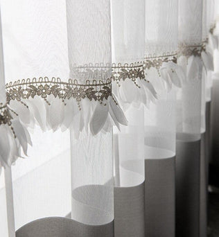 Rideaux élégants avec décoration florale, parfaits pour ajouter une touche raffinée à votre intérieur. Idéal pour le salon ou la chambre, ces rideaux ornés sublimeront votre espace en filtrant subtilement la lumière. Style chic et design moderne pour une ambiance douce et accueillante.