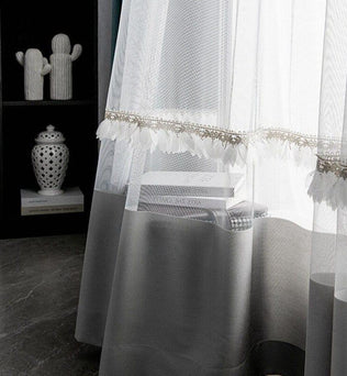 Rideau élégant avec bordure décorative de plumes, idéal pour un salon moderne. Design raffiné avec détails soigneusement travaillés, apportant une touche de sophistication à votre intérieur.