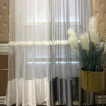 Rideaux élégants en dégradé blanc et gris, parfaits pour ajouter une touche sophistiquée à votre intérieur. Idéals pour les salons ou chambres à coucher, ces rideaux laissent entrer la lumière tout en préservant votre intimité. Décoration avec plante d'intérieur pampas grasses, ajoutant une ambiance naturelle et moderne à votre espace de vie.