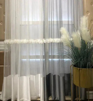 Rideaux élégants en dégradé blanc et gris, parfaits pour ajouter une touche sophistiquée à votre intérieur. Idéals pour les salons ou chambres à coucher, ces rideaux laissent entrer la lumière tout en préservant votre intimité. Décoration avec plante d'intérieur pampas grasses, ajoutant une ambiance naturelle et moderne à votre espace de vie.